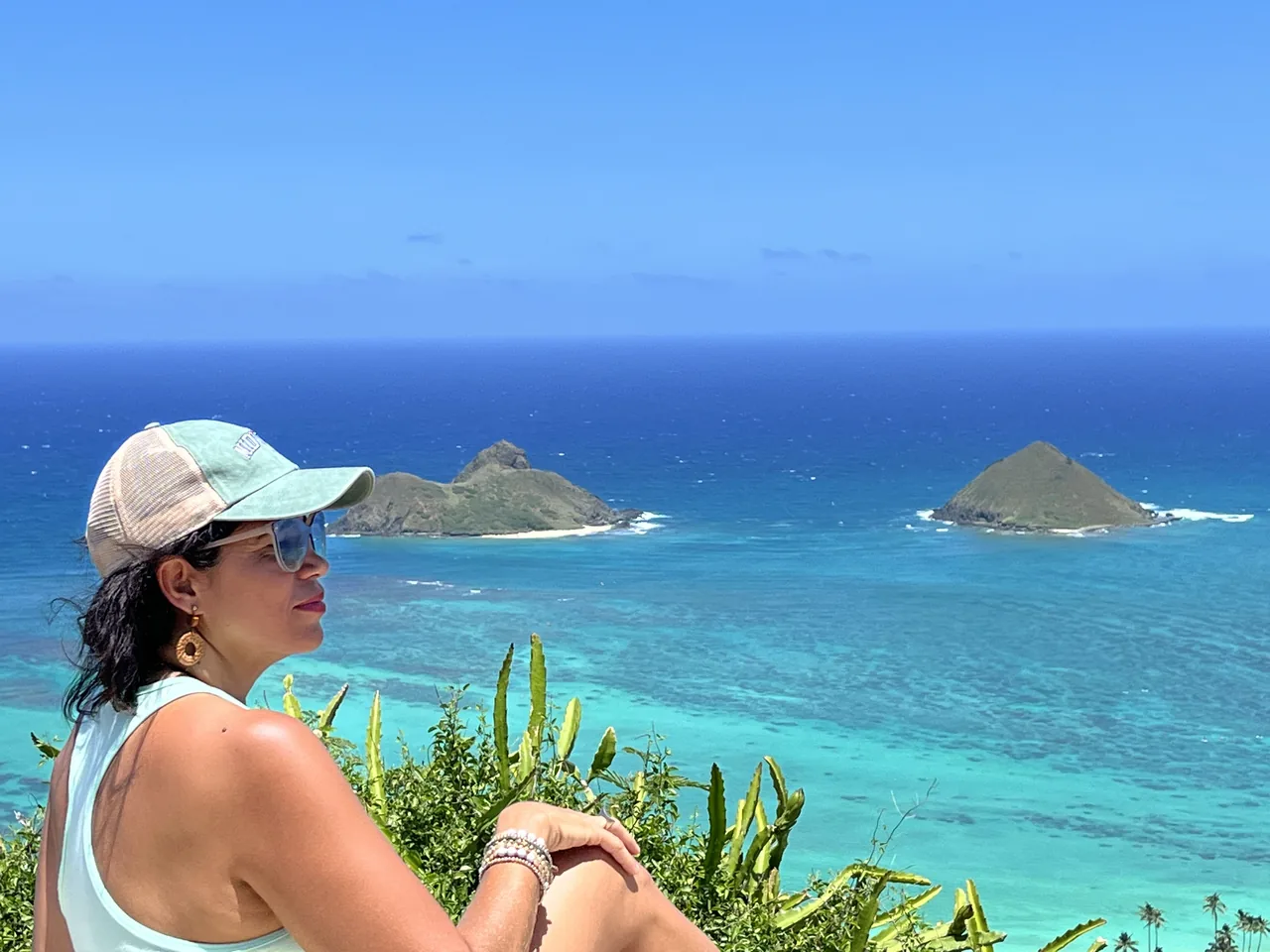 Cirlene contemplando o mar durante uma viagem