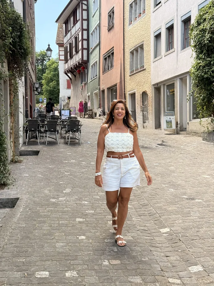 Cirlene caminhando com autonomia por uma rua europeia